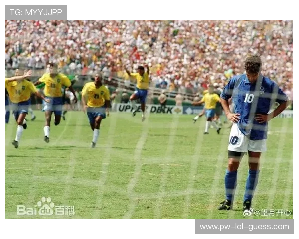 足球球星斜眼神态揭秘：他是如何用眼神征服世界的场上与场外